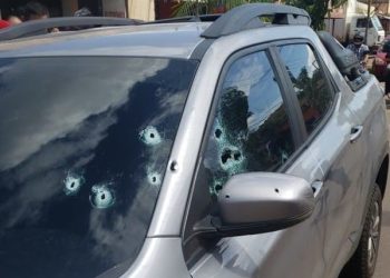 Vídeo mostra mulher sendo atacada a tiros momentos depois de deixar filha na creche em RO