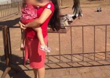 Mulher que matou filha e cortou pescoço do filho é levada para Cadeia Pública Feminina