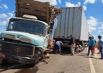 Colisão entre 5 veículos deixa BR-364 interditada por horas em Cacoal, RO