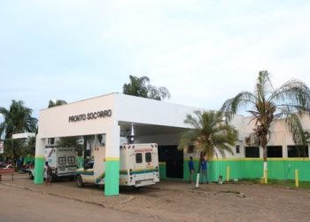 Amante tenta atropelar esposa de affair na frente de delegacia e acaba baleada na nádega, em RO