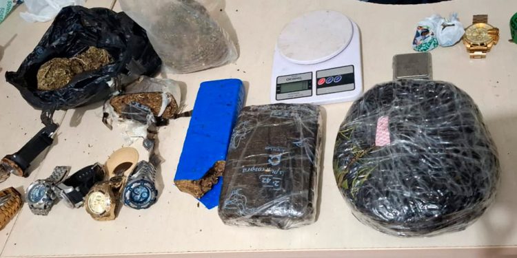 JI-PARANÁ – POLÍCIA MILITAR APREENDE MAIS DE TRÊS QUILOS DE ENTORPECENTES E CONDUZ SUSPEITO POR TRÁFICO