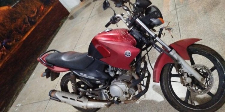 OURO PRETO DO OESTE – POLÍCIA MILITAR RECUPERA TRÊS MOTOCICLETAS FURTADAS E PRENDE SUSPEITOS
