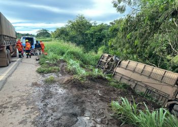 URGENTE: Ônibus tomba na BR-364 e deixa passageiros feridos