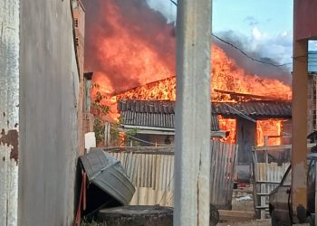 JARU – Casa é destruída por incêndio