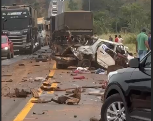 BR-364: Acidente entre carreta e carro de passeio deixa quatro mortos, incluindo um bebê