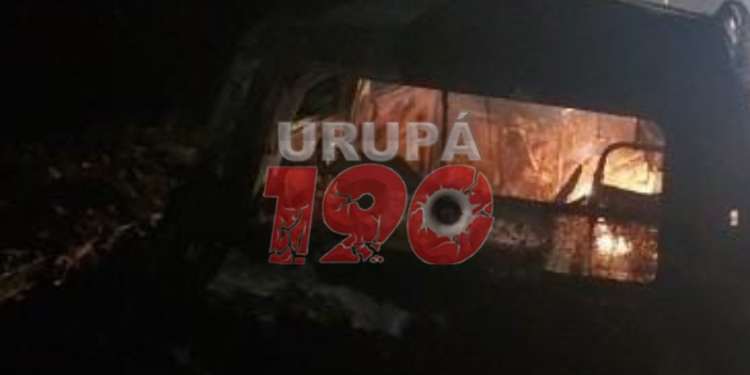 URUPÁ: Carro fica completamente destruído após incêndio acidental