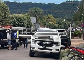 Homem armado com faca ameaça prefeito e é contido por familiares