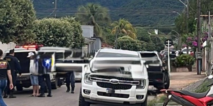 Homem armado com faca ameaça prefeito e é contido por familiares