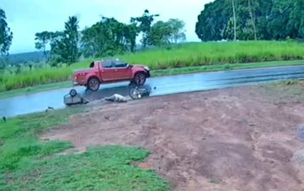 Câmera de monitoramento registra grave acidente na BR-429 envolvendo motocicleta e caminhonete S10 em Alvorada do Oeste, veja