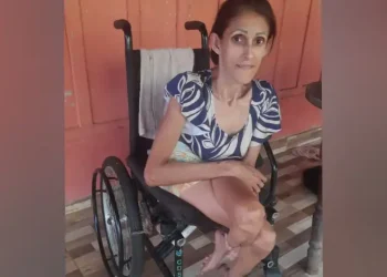 Doente, sem família e vivendo de aluguel: mulher com deficiência faz apelo por ajuda em Jaru