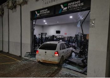 ALVORADA – Veículo desgovernado invade academia e causa danos
