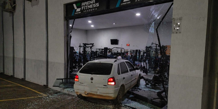 ALVORADA – Veículo desgovernado invade academia e causa danos