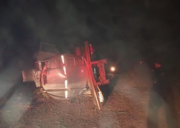 TEIXEIRÓPOLIS — Caminhão-tanque tomba na RO-473 após motorista desviar de animal na pista