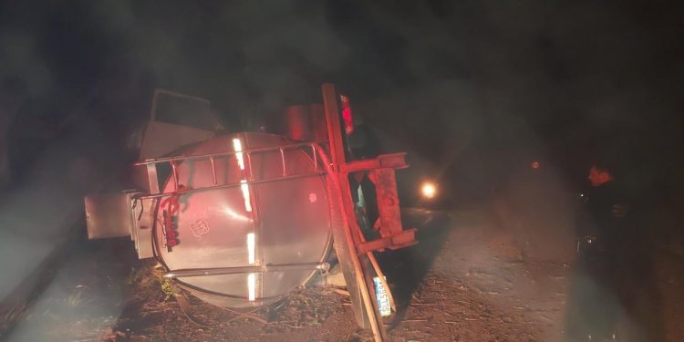 TEIXEIRÓPOLIS — Caminhão-tanque tomba na RO-473 após motorista desviar de animal na pista