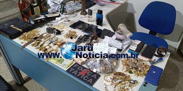 Ação rápida da PM liberta reféns, prende envolvidos e termina com dois mortos em confronto