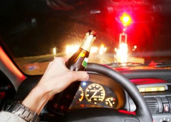 ALVORADA  — Condutora embriagada é resgatada de veículo após cair em córrego e tombar automóvel