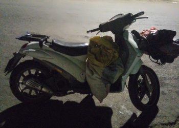 Motocicleta estacionada junto a uma via; imagem ilustrativa, não mostra a colisão em Urupá.