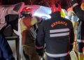 Equipes de resgate atendem veículo danificado após colisão na BR-364, em foto divulgada pelo Rondoniaovivo.
