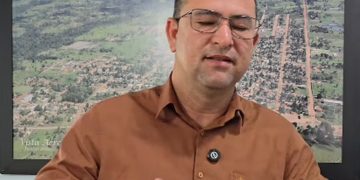 Prefeito Ezequiel Saldanha em vídeo do Instagram, com imagem aérea de Urupá ao fundo.