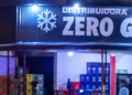 Viatura da Polícia Militar diante da fachada da distribuidora Zero Grau, em recorte da imagem original do Rota Comando.