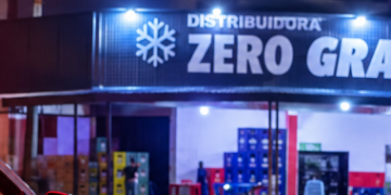 Viatura da Polícia Militar diante da fachada da distribuidora Zero Grau, em recorte da imagem original do Rota Comando.